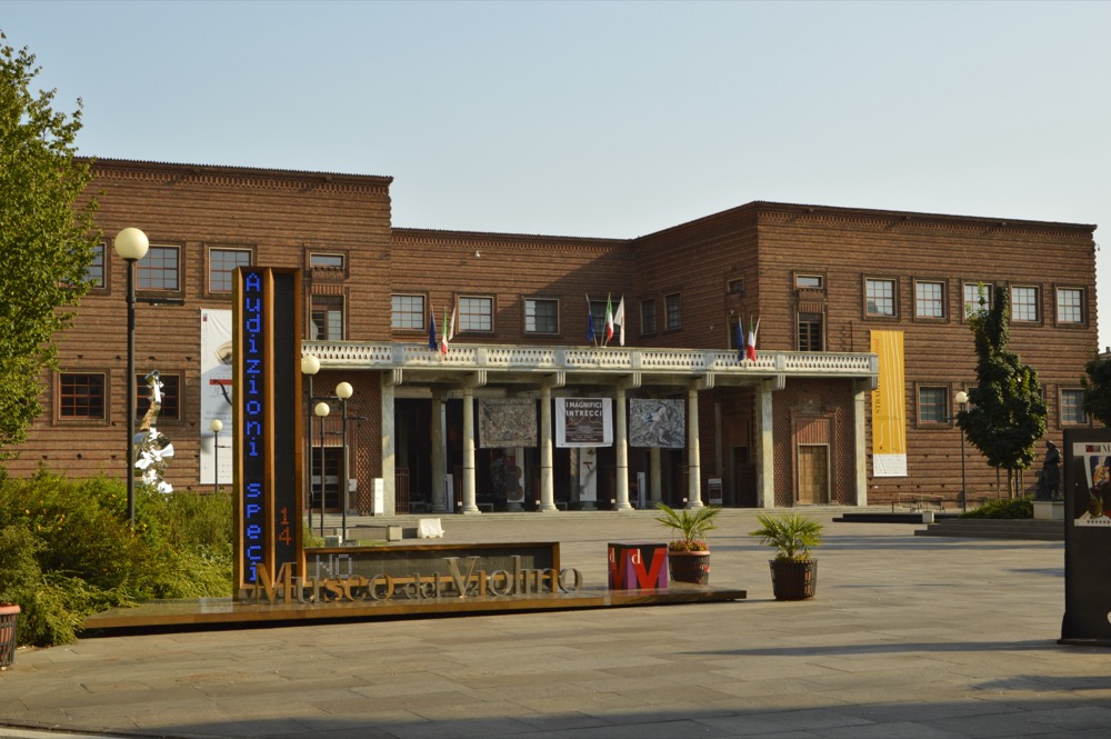 Fachada do Museo del Violino, em Cremona